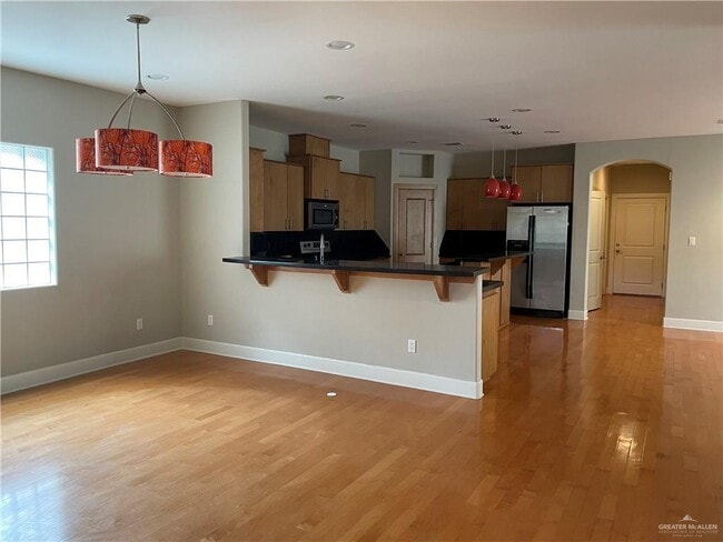Building Photo - 18 E Thornhill Ave