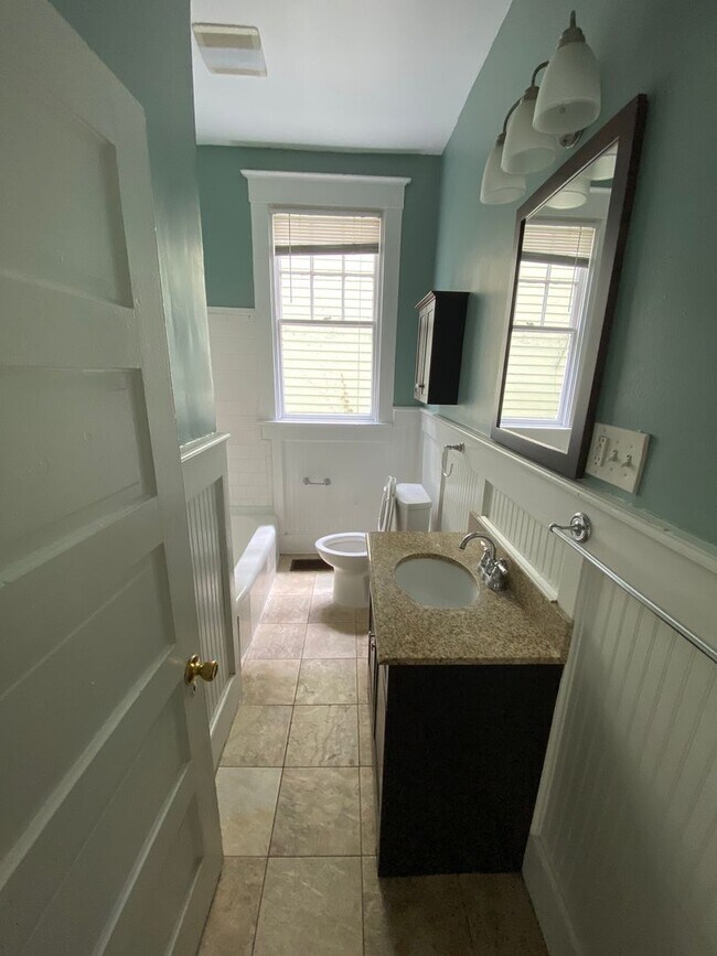 Building Photo - 5 E 33rd St