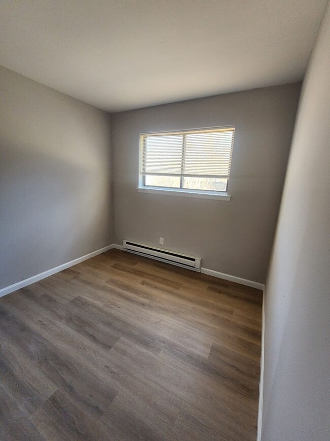 Building Photo - Newly Renovated 3 Bedroom Townhouse for Re...