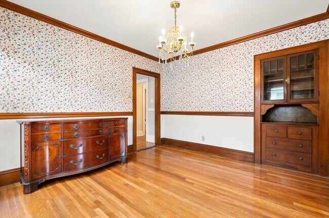 Building Photo - 19-21-21 Augustus Ave