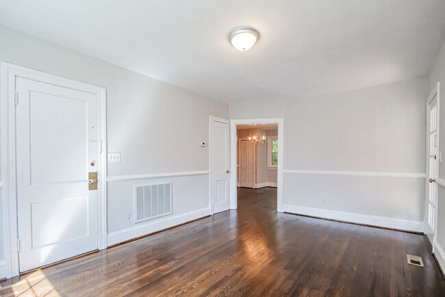 Building Photo - 3916 Stuart Ave