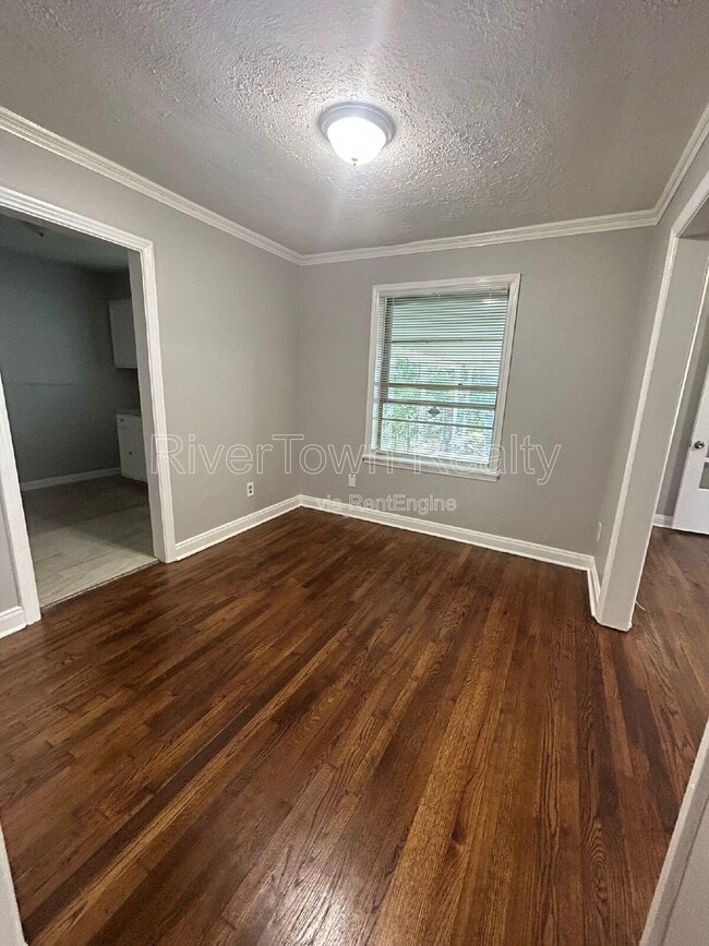 Building Photo - 1070 E Walthal Cir