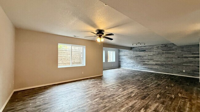 Building Photo - Move in ready home on Hollandale