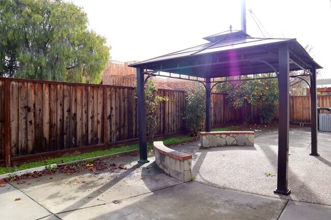 Building Photo - Beautiful 5-Bedroom Home in the Northgate ...