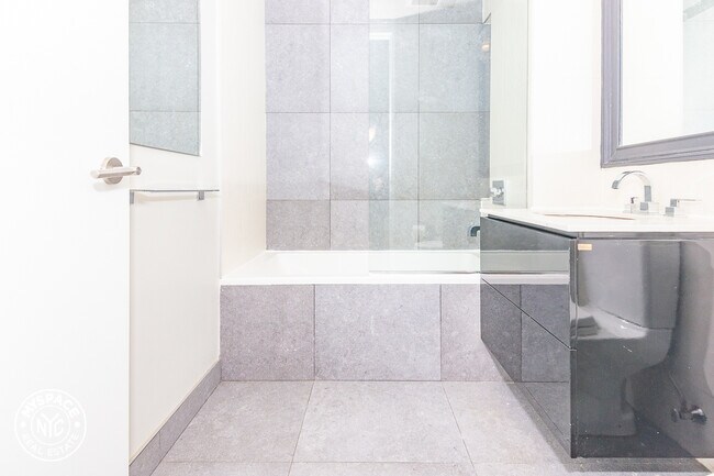 Building Photo - 185 Leonard St