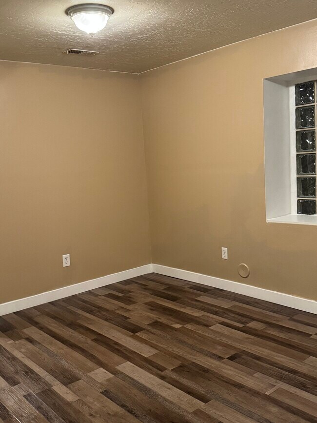 Building Photo - 1605 W Frankie Cir