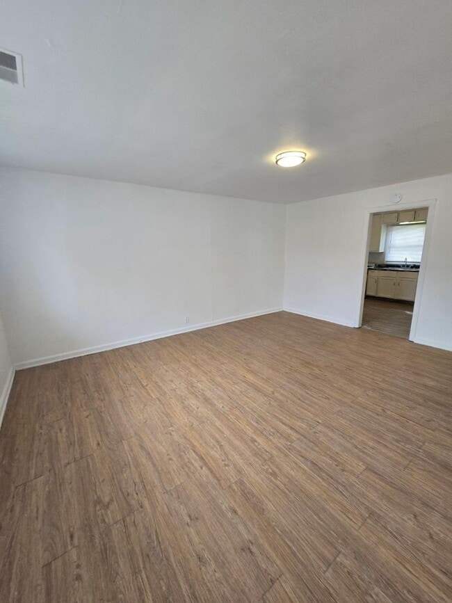 Building Photo - Two Bedroom Duplex located on the Eastside Near Arlington  and 21st Street !
