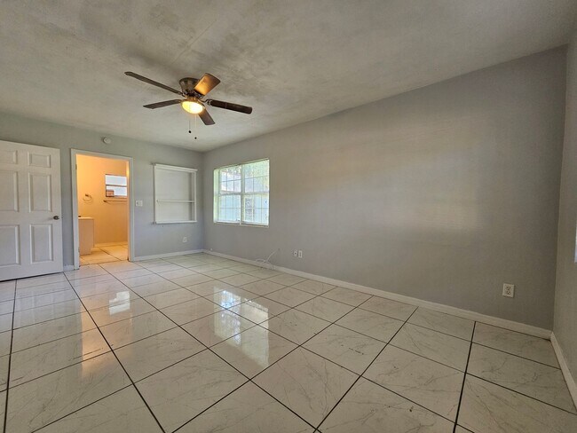 Building Photo - Charming 3-Bedroom, 2-Bath Home with Bonus Room and Detached Garage in Lakeland!!