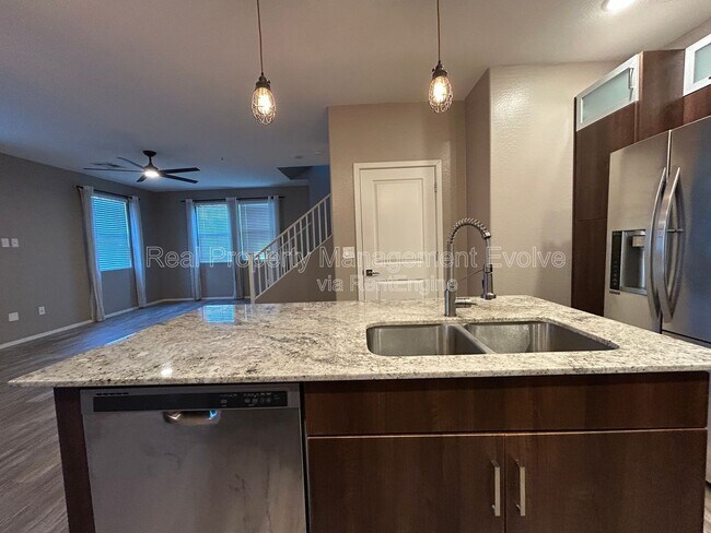 Building Photo - 2329 E Hidalgo Ave