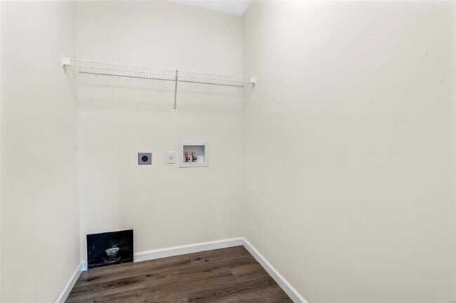 Building Photo - 4602 Siesta Dr