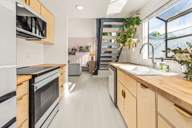 Building Photo - 3650 Avocado Village Ct