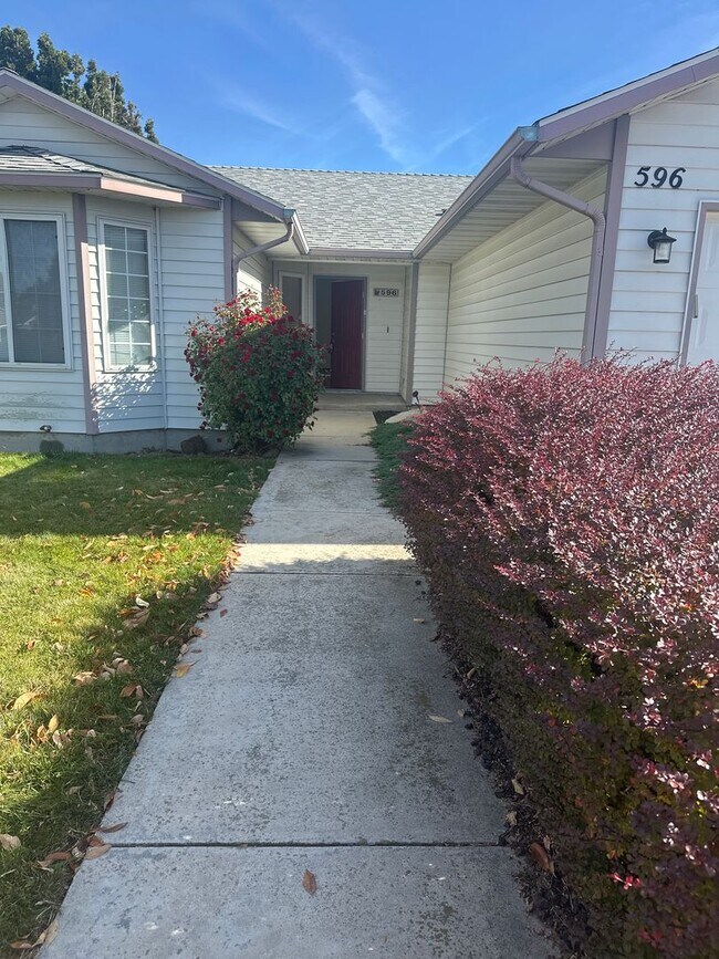 Building Photo - Tranquil & delightful 3-bedroom, 2-bathroo...