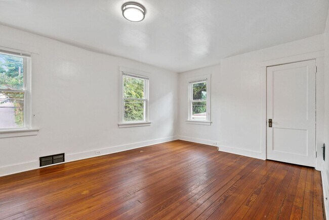 Building Photo - Updated 2 Bedroom Single Family Home In Be...