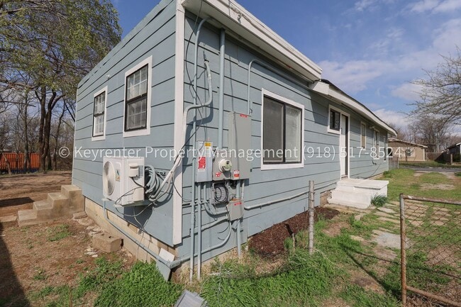 Building Photo - 732 N Victor Ave