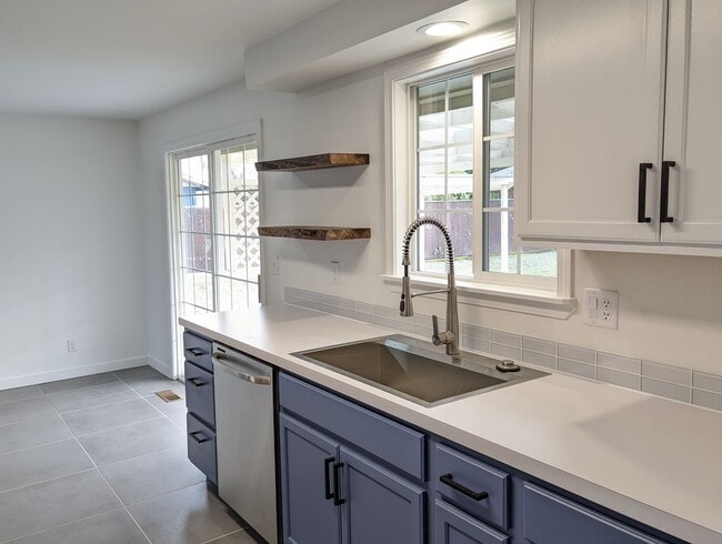 Building Photo - Beautiful 3-Bedroom, 2-Bath Home With Larg...