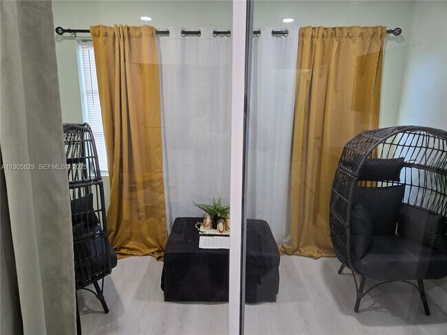 Building Photo - 251 NE 187th St