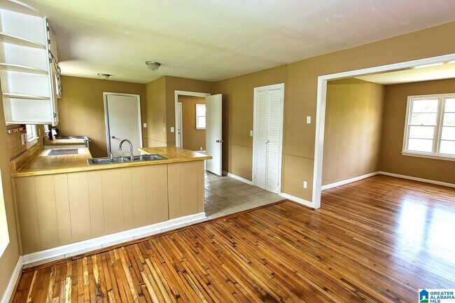 Building Photo - 901 28th Ave NE