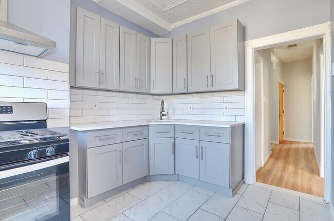 Building Photo - 118 Bowers St