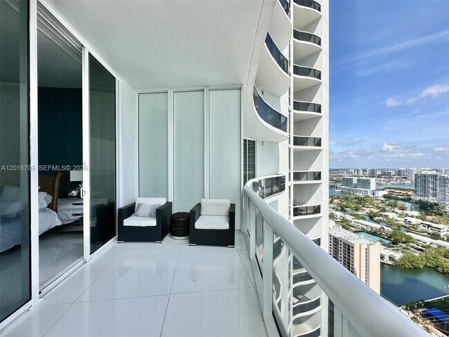 Building Photo - 15811 Collins Ave