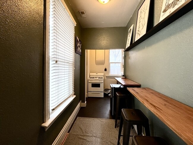 Building Photo - 612 Park St.