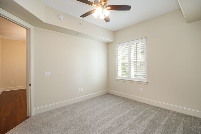 Building Photo - Piedmont Row Condo!