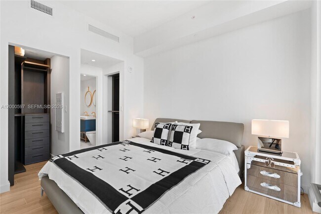 Building Photo - 2678 Tigertail Ave