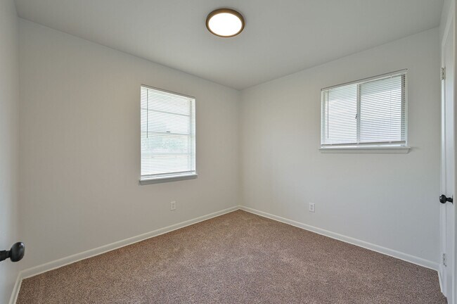 Building Photo - 505 N Norman Ave