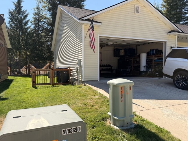 Building Photo - 323 Huppert Ln