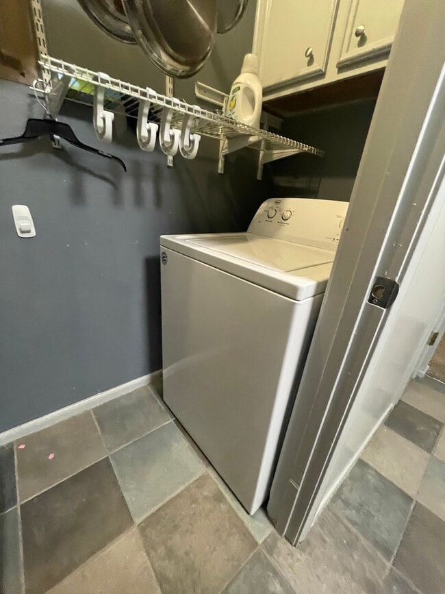 Building Photo - This spacious 3-bedroom, 2-bathroom apartment