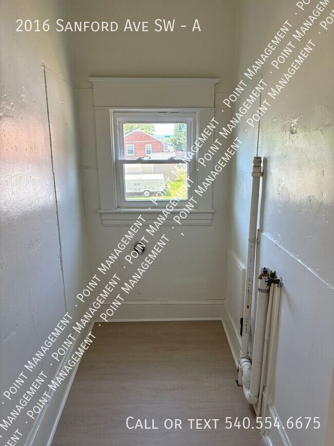 Building Photo - 2016 Sanford Ave SW