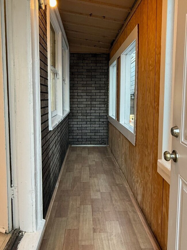 Building Photo - Cozy 2+bdrm/1 bath home w/a huge basement, washer/dryer, & off street pkg, space in the heart of ...