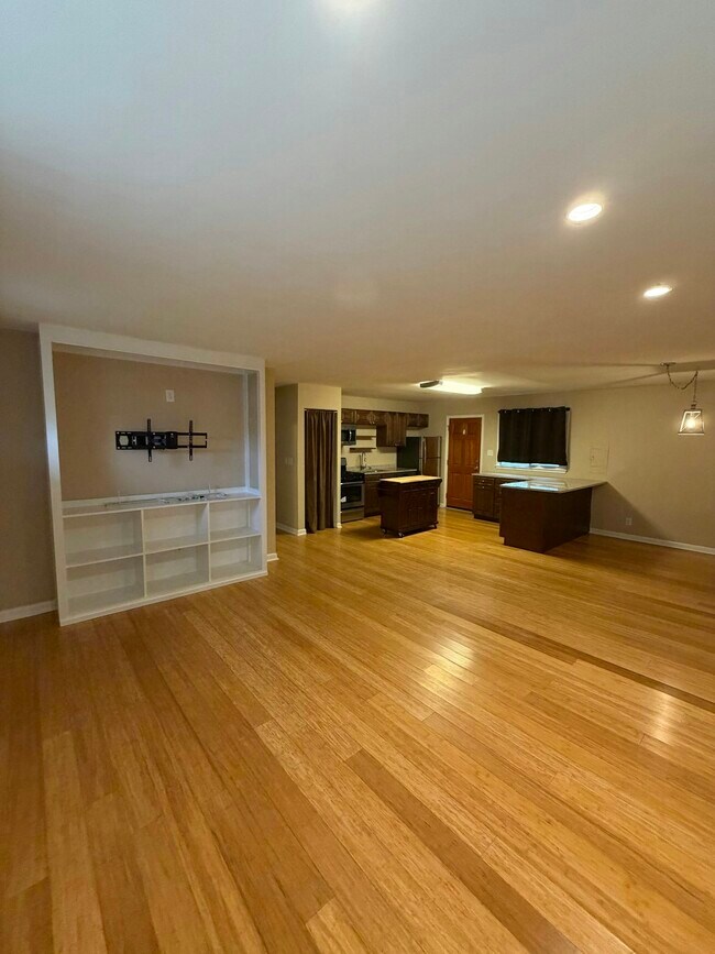 Building Photo - 2403 Meadow Dr