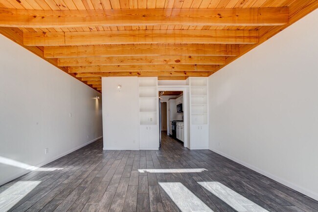 Building Photo - 2 Bed 2.5 Bath Right off Cherry Street!!