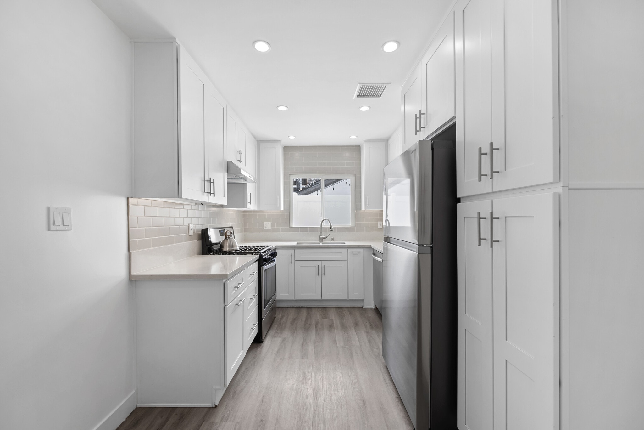 Building Photo - 18015 Collins St