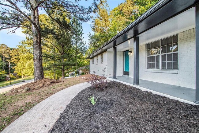 Building Photo - 2243 7 Oaks Cir
