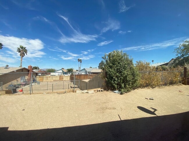 Building Photo - Beautiful 4 Bedroom 2 Bathroom Home