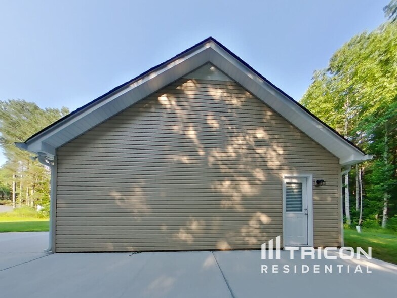 Building Photo - 192 Fairfax Dr