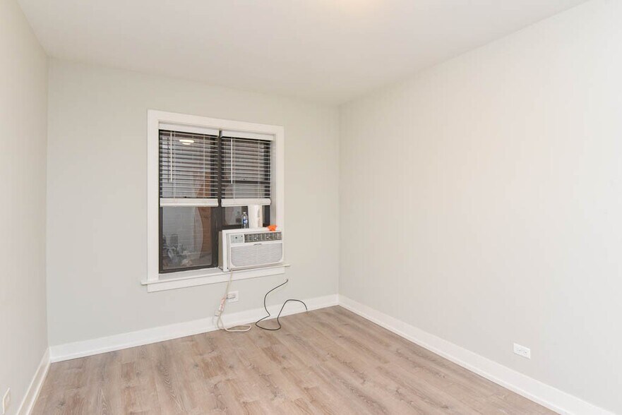 Building Photo - 546 W Belden Ave