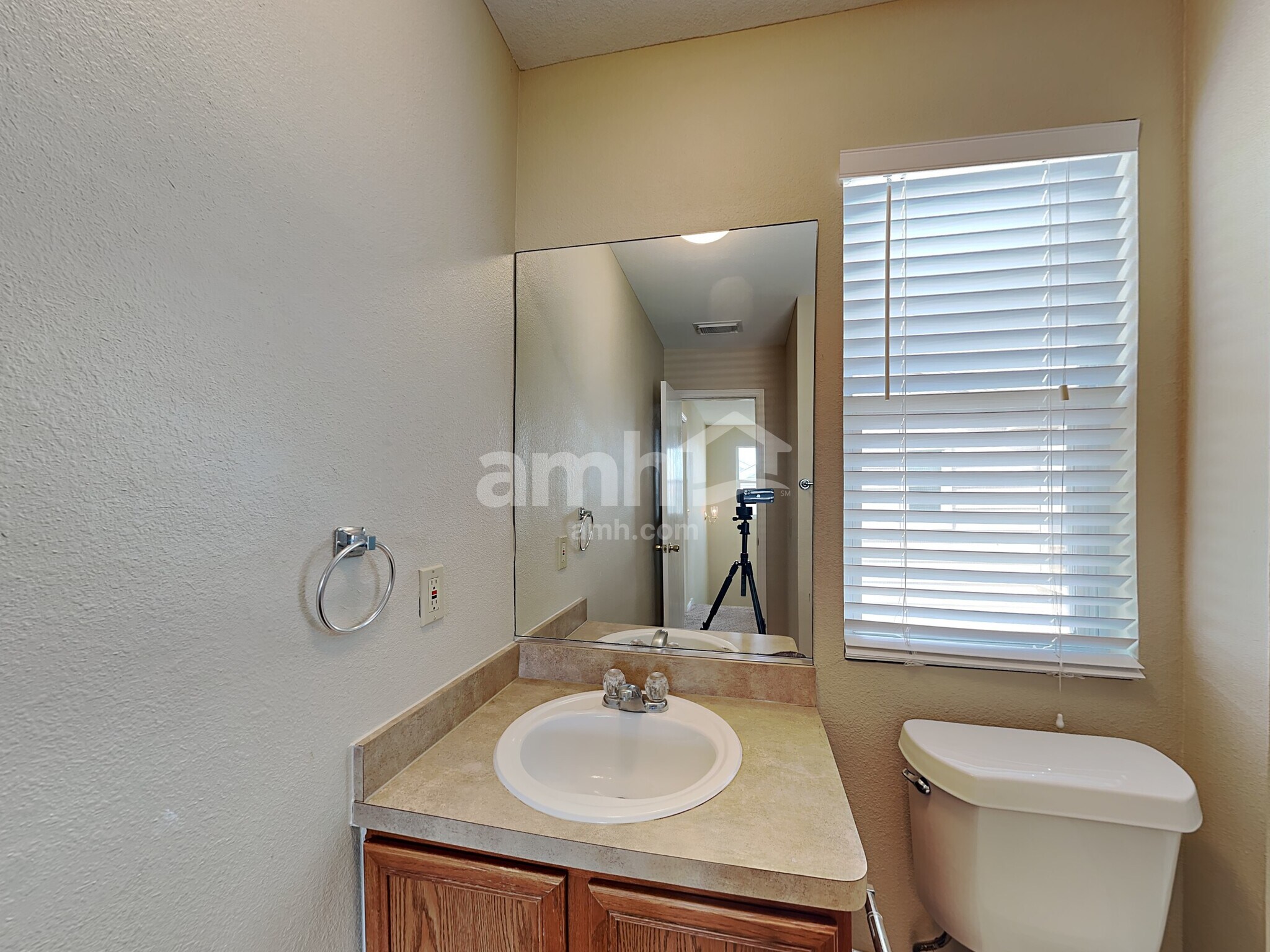 Building Photo - 6013 Midcrown Dr