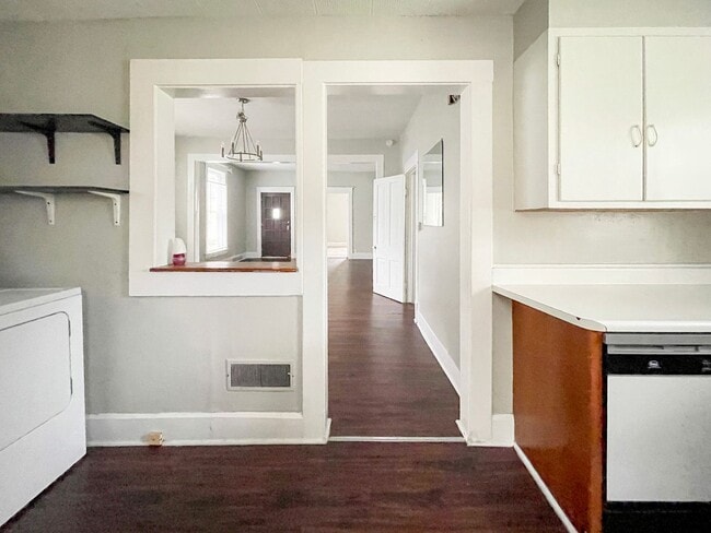 Building Photo - PRELEASING for AUGUST! Close to Campus: Dishwasher and Washer/Dryer Included
