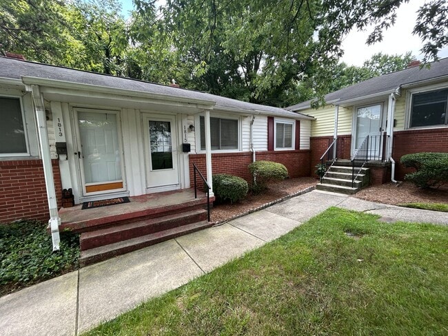 Building Photo - Cozy 2 bedroom/1 bath condo in the heart o...