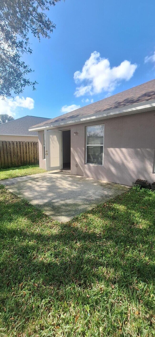 Building Photo - 2891 Stratford Pointe Dr