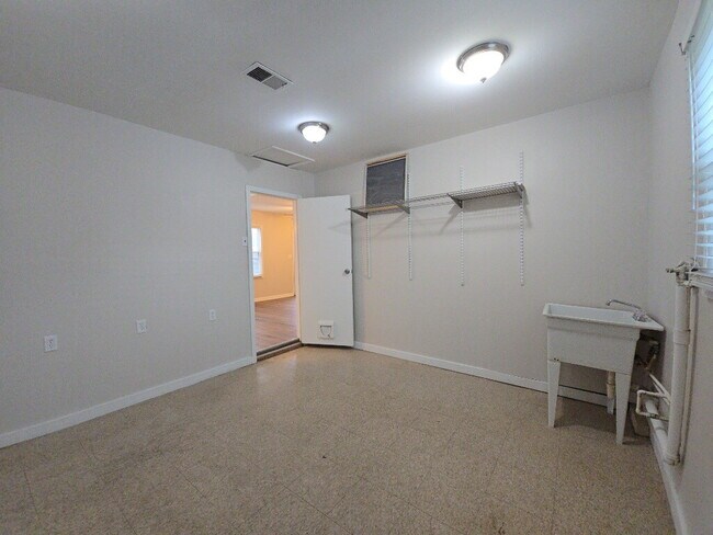 Building Photo - 981 Olympia Dr