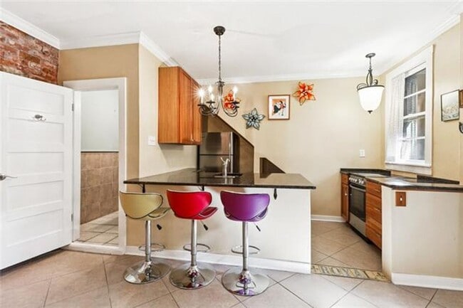 Building Photo - 931 Royal St