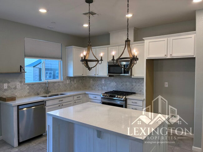 Building Photo - Elegant, 3BD/2.5BA, Sacramento Home in Nat...