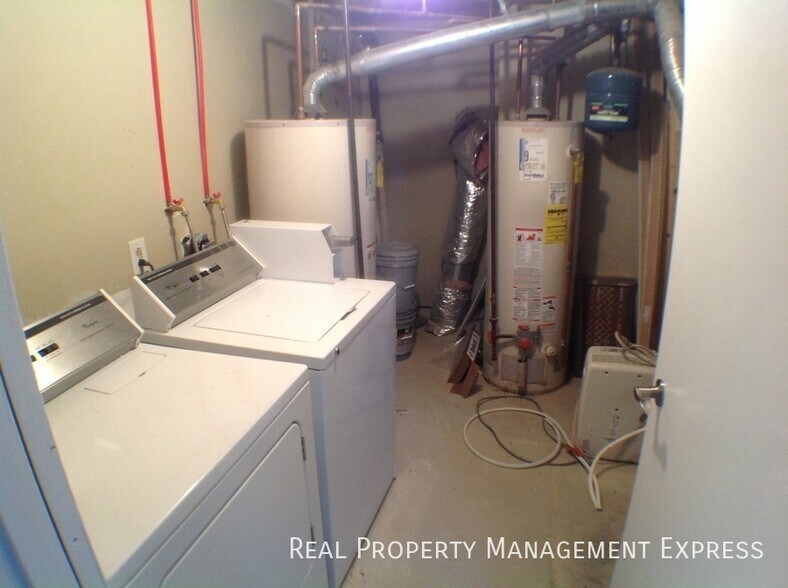 Building Photo - Great Upper level 1 Bedroom Apartment