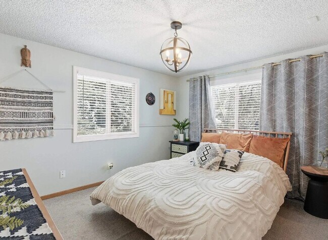 Building Photo - Beautiful 3 Bed 3 Bath located on Military Hill!