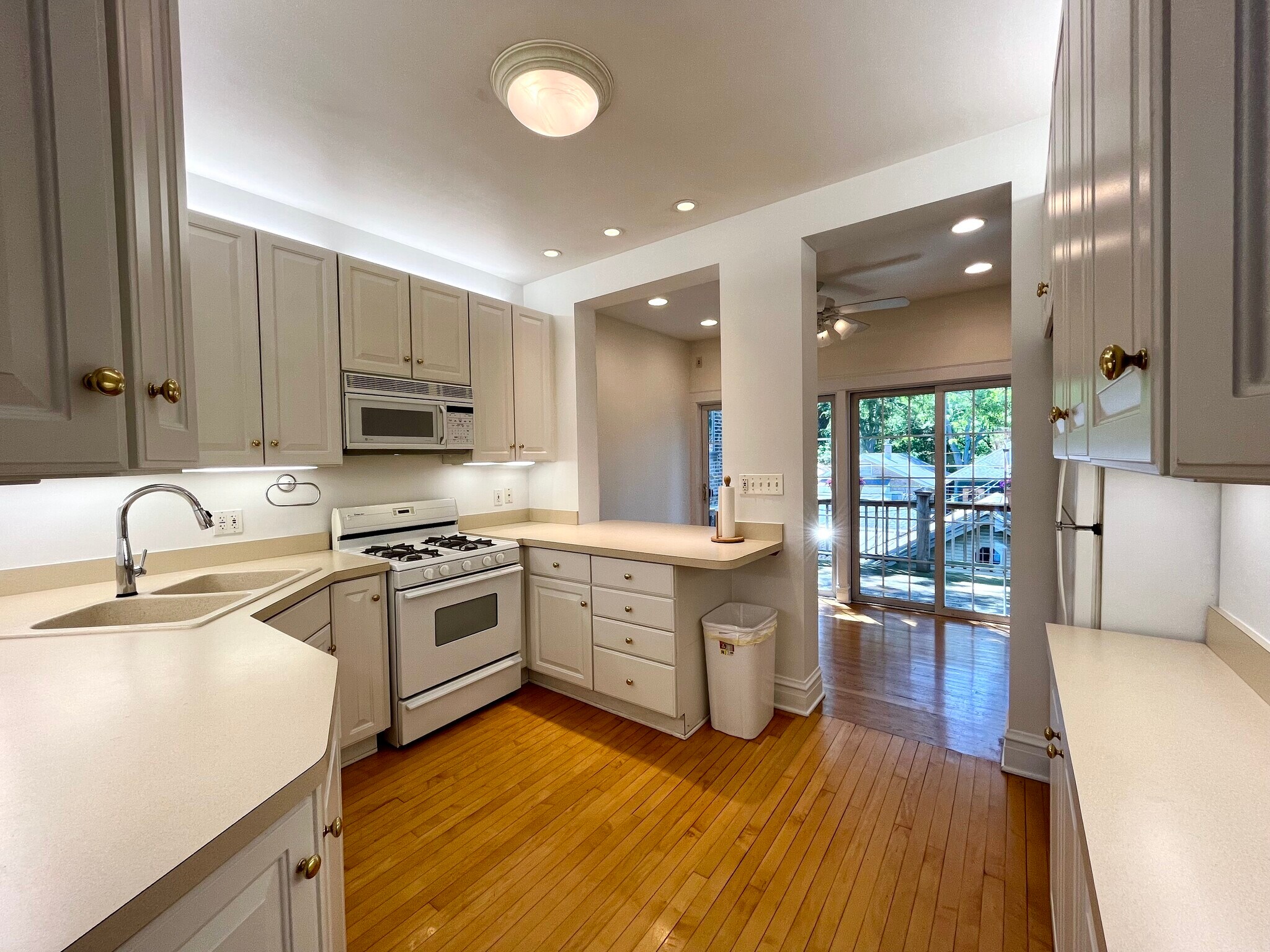 Building Photo - 734 Mulford St