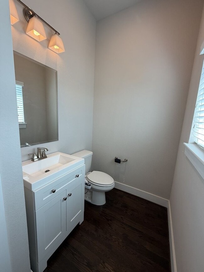 Building Photo - 641 Middle St