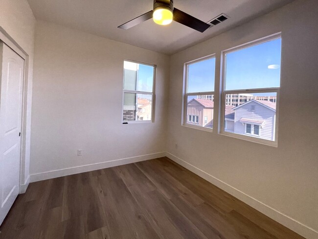 Building Photo - Beautiful 3 Bedroom 2.5 Bath Condo!